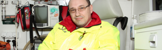 Kevadise eriolukorra meditsiinijuht dr Arkadi Popov õues maski ei kanna