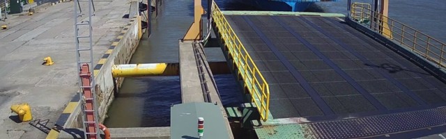FOTOD ja VIDEO | Praam rammis Kuivastu sadamat. Kahjustada sai ka pardal olnud president Kersti Kaljulaidi auto