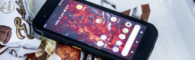 VIDEO | Mis jääb järele mobiilist, kui pista see kraani alla, heita sügavkülma ja kukutada betoonile…