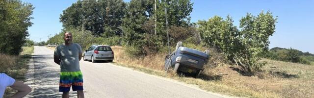 Čudom prošao bez ijedne ogrebotine! Vozač kod Kragujevca sleteo sa puta, prevrnuo se na krov, a njemu ništa (FOTO)