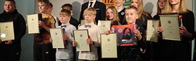 VIDEO | „Poeg ärkas selle peale, et ema ajab suust vahtu välja.“ Häirekeskus tunnustas elupäästva hädaabikõne teinud lapsi