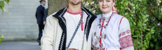 „Sh*t happens!“ Telesarjas oma elu jagav Jalmar Vabarna ja ta kallim hilinesid võttemeeskonna tõttu tähtsale vastuvõtule