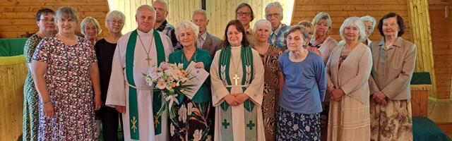 Neli­jär­ve puh­ke­kes­ku­se pe­re­nai­ne kin­kis Aeg­vii­du ki­ri­ku­le põ­ran­da