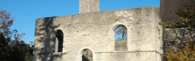 PILTUUDIS | Käina kirikumüüridele pandi tagasi 500 aasta vanune vapitahvel