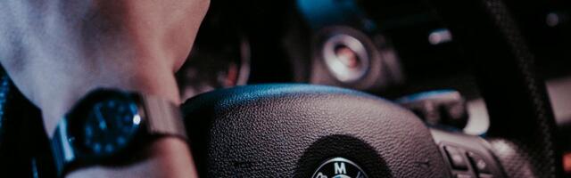 Keelava fooritulega ülekäigurajale jooksnud mees sai sõiduautolt löögi