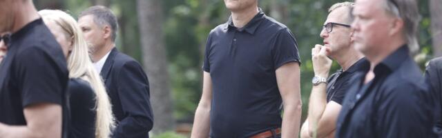 FOTOD | Filmikunstnik ja režissöör Kalju Kivi saadetakse Pärnamäel viimsele teele