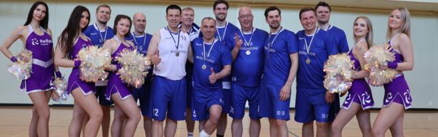 Galerii: Riigikogu liikmed ja ministrid said Haapsalus peetud Balti assamblee korvpalliturniiril hõbeda