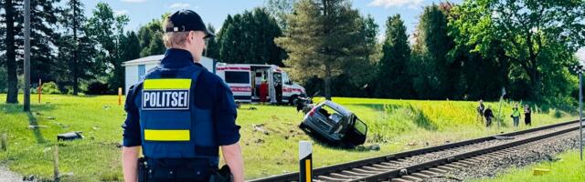 FOTOD | Viljandis sõitis auto rongile ette, autojuht sai viga