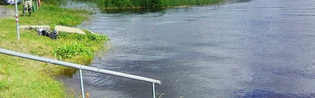 FOTOD | Torm trikitas Pärnumaal veetasemega nii, et "kaotas" ujumiskoha trepi ja pingi