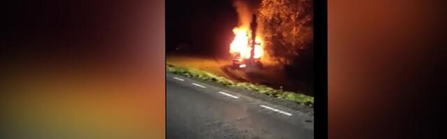 Punakahurit eemaldada aidanud ekskavaator pandi põlema