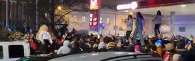 Riia koroonaprotestiga liitusid 1000 noort, kes panid püsti tänavareivi (kokku avaldas meelt 10 000 lätlast)