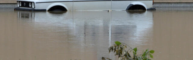 "ZAMALO DA STRADA PRED NAŠIM OČIMA!" Drama u Prijedoru zbog jakog nevremena! Bujica nosila golf i vozača! (VIDEO)