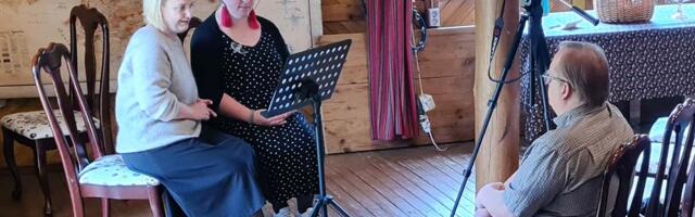 KAI­SA KAI­SEL ja TRIIN JÕE­LEHT laul­sid Val­ge­jõel re­gi­lau­le