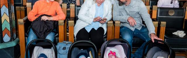 Raekojas anti üle laste nimetunnistused, ühel perel tuli neid vastu võtta koguni neli