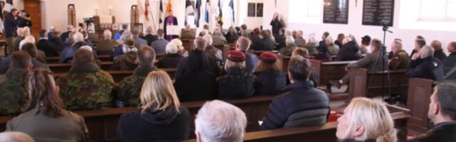 Riik enam ei toeta: ohvitserid koguvad annetusi Tori kiriku uutele tammest ustele