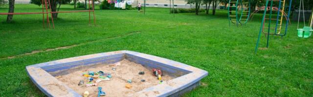 PÕLVAS LAHVATAS PIIRITÜLI: naabermaja lapsi mänguväljakule ei lubata PÕLVAS LAHVATAS PIIRITÜLI: naabermaja lapsi mänguväljakule ei lubata