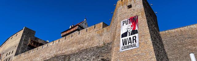 PILDIGALERII ⟩ Narva muuseum pani linnuse müürile vaatega Venemaale Putinit sõjakurjategijaks nimetava hiigelplakati