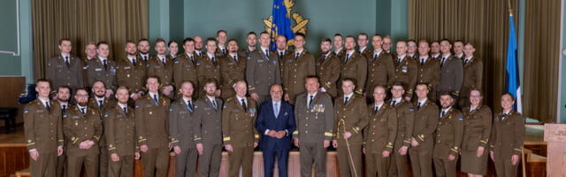 President Alar Karis andis Kaitseväe Akadeemia lõpetajatele üle auastmetunnused