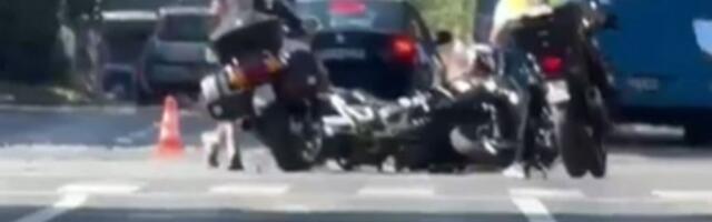 BLOKADER IZVODIO TRIKOVE NA MOTORU, PA GA UDARIO AUTO! Haos u Novom Sadu: PROŠAO NA CRVENO, PA ZAVRŠIO NA ASFALTU! (VIDEO)