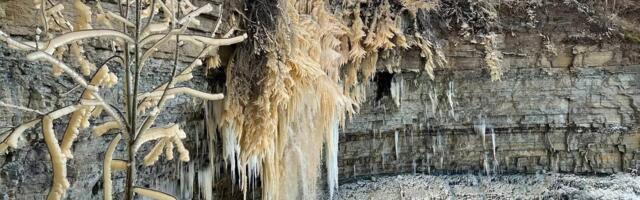 VIDEO | Valaste joa imetlejad pääsesid napilt varingust