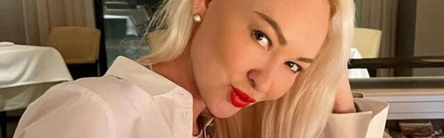 ￼ PÜHA PÜSS: ABIELUNAINE LIIS LASS avaldas nurjatu kaadri otse linade vahelt