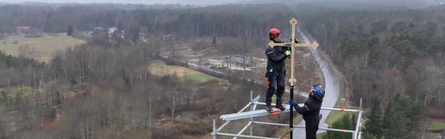 Fotod: Audru kiriku torn sai tagasi risti ja uue tornikuuli