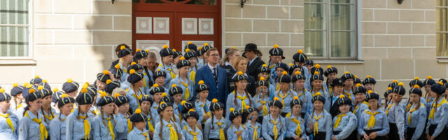 Peaminister kohtus linnalaagris viibivate kodutütardega