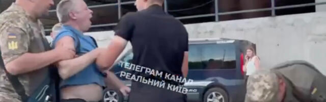 VIDEO: Ukrainas bussis sõjaliste värbajate poolt kinni võetud vanem mees hakkas teadvust kaotama