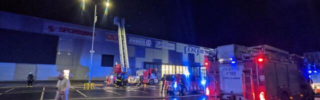 VIDEO ⟩ Jõhvi suurimas kaubanduskeskuses puhkes tulekahju