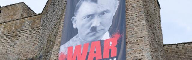 VIDEO JA FOTOD | Narva linnusele pandi plakat „Putler“