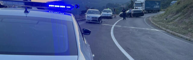 DEVOJKA (25) POGINULA U DIREKTNOM SUDARU NA UMCI Prešla u suprotnu traku i udarila u golf