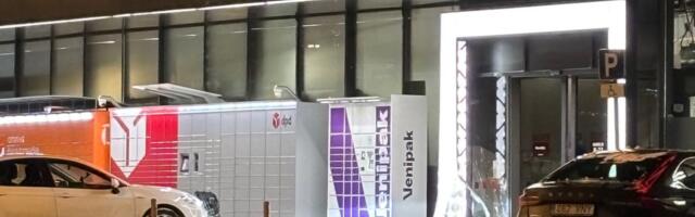 FOTO | Tallinnas sõitis mees autoga vastu Selveri ust