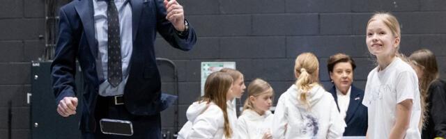 FOTOD | Ups! Eestis visiidil oleva Taani kuninga telefon lendas kõrge kaarega taskust välja