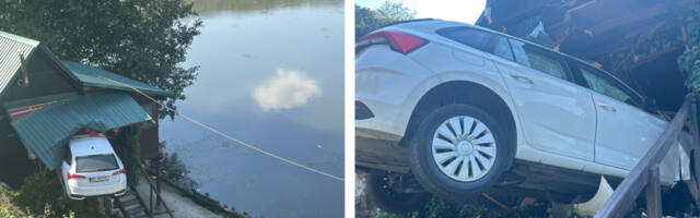 &quot;SAMO BOG GA JE SPASIO...&quot; Šok prizor u Srbiji, automobil ostao da visi (FOTO)