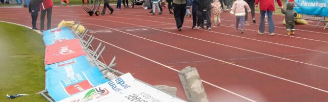 FOTOD | Marutuul ja vihm rikkusid Kuressaare linnajooksul laste jooksuvõistluse