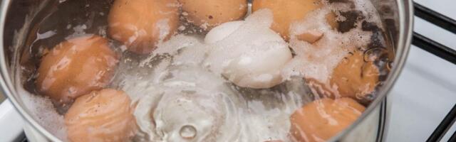 Evo zašto vam jaja pucaju prilikom kuvanja: Greške koje svi prave i saveti kako da to izbegnete!