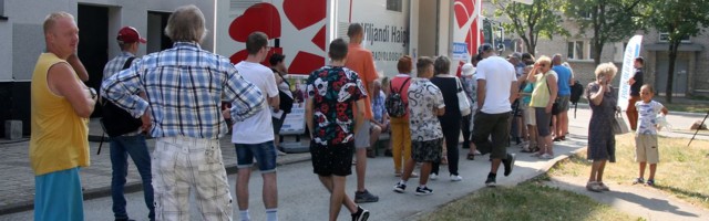 Sillamäel tekkis vaksineerimisbussi juurde ligemale tunni pikkune järjekord