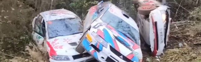 VIDEO | Ohtlik kurv: Venemaal tekkis kraavi sõitnud ralliautodest külakuhi