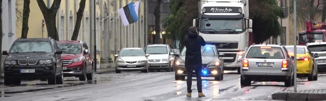 Reporter: Kuressaare keskväljakule pandi püsti jõulupuu