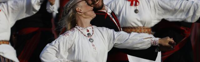 FOTOD | Vaata, kui meeleolukaks kujunes tantsupeo esimene etendus!