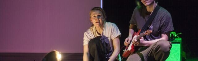 Arvustus. Roomava teki all ei ole koll, vaid kunst