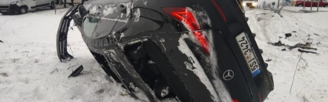 FOTOD | Mercedese juht kaotas masina üle kontrolli, auto maandus külje peale