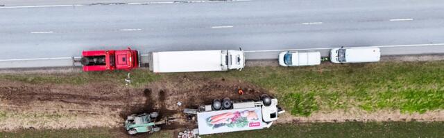 FOTOD | Juht jäi roolis magama! Rimi kaupa vedanud veoauto sõitis Tallinna-Tartu maanteel külili kraavi