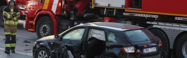 FOTOD | Tartus toimus päästeauto ja sõiduautode vahel avarii, viga sai neli inimest