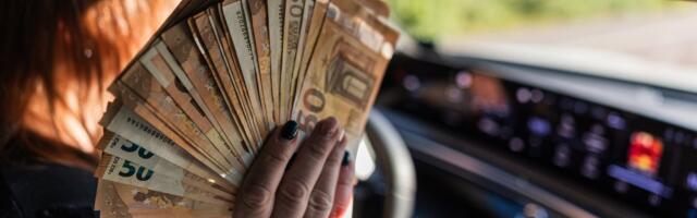 Enam kui 2000 automaksuvõlglase pangakonto püsib lukus mullu juunist saati. Elamiseks jääb miinimum