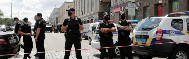 Kiievi pangakontoris ähvardab mees seljakotis oleva pommiga