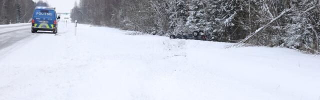 Laupäeval sai liiklusõnnetustes viga 11 inimest. Elvas jäid kaks sõiduautot ja ATV järvejääle kinni