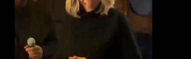 DELFI VOOG | Video_ Prantsusmaa esileedi hakkas Pariisi Disneylandis plaati keerutama