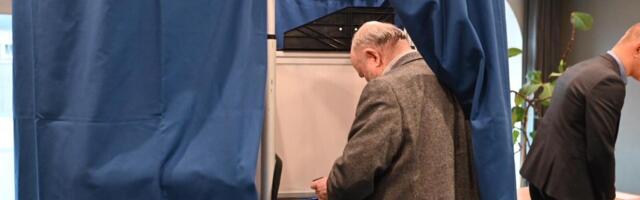 SKANDAALNE FOTO! Vaata, milline saadik tegi Ossinovski linnapeaks hääletamisel sedelist pilti