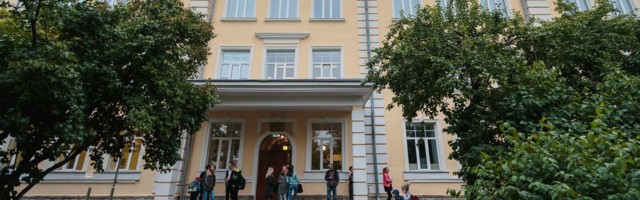 Narva koolid jäävad veel vähemalt nädalaks distantsõppele